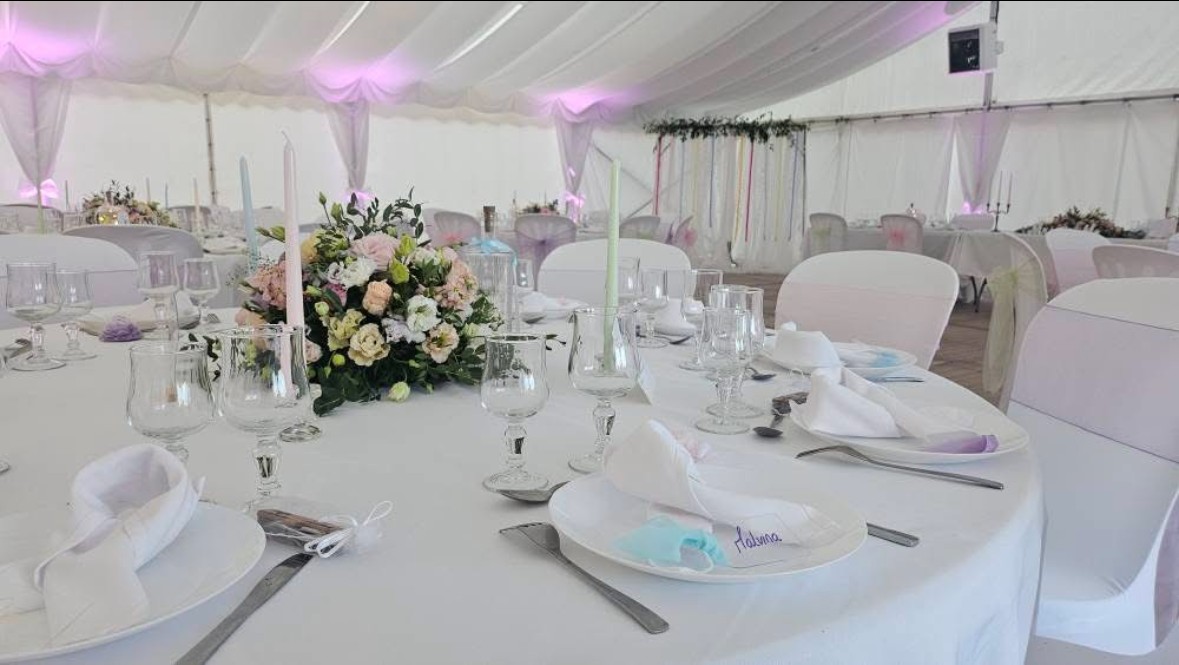 Mariage sous chapiteau dans la Somme : organiser une réception en extérieur au 1612 Le Château près d’Amiens